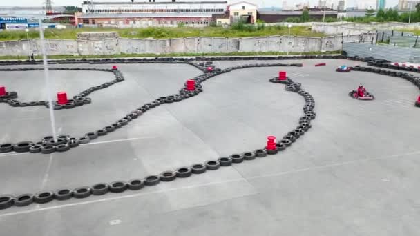 Top view of karting. Media. Outdoor entertaining track with racing cars karts. Karting is sport and entertainment, racing on maps - simplest racing cars without body — Stock Video