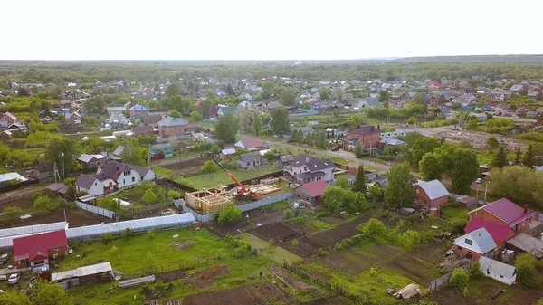 Top kilátás panoráma a falu nyaralók. Csípés. Gyönyörű parkosított falu nyári vakáció az országban az egész család — Stock Fotó