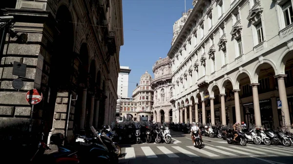 Strada piena di moto. Azione. Bella strada con architettonici vecchi edifici della città europea è pieno di moto. Sono disponibili parcheggi pubblici per moto — Foto Stock