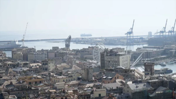 Panorama van de oude stad met zeehaven. Actie. Oude Europese stad met stenen huizen ligt in de buurt van de zeehaven. Schepen in de zeehaven van de oude stad — Stockfoto