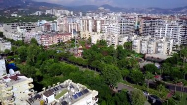 Dağların arka planında oteller olan tatil köyünün en iyi manzarası. Şarjör. Yazın dağlarda yer alan güney şehrinin güzel manzarası