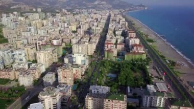 Sahildeki tatil köyünün en iyi manzarası. Şarjör. Deniz kıyısında çok katlı evleri ve otelleri olan güzel bir tatil köyü. Tropikal iklimi olan dağlık bölgede deniz kıyısında bir şehir.