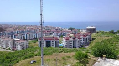 Deniz ufkunun arka planında gökyüzü olan otel manzarası. Şarjör. Sonsuz genişliğe ve gökyüzüne sahip deniz manzaralı yaz otelleri