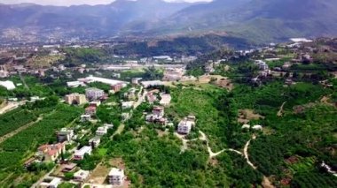 Dağlardaki yeşil şehrin en iyi manzarası. Şarjör. Şehir yeşil bitki örtüsü ve dağlarda ağaçlarla çevrili. Tatil köyü, yazın dağlık arazide bulunur.