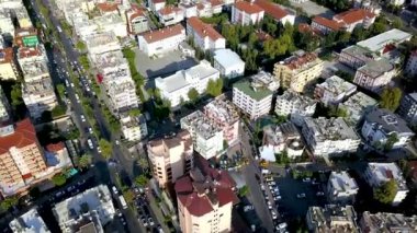 Yazın çatıların ve caddelerin en iyi manzarası. Şarjör. Turuncu çatıları, yüksek binaları ve yeşil bitkileri olan güzel bir güney şehri. Yaz tatili için tatil köyü