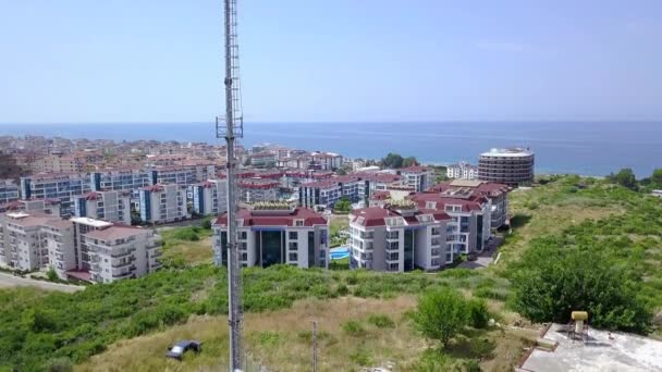 Vue de dessus des hôtels de station sur fond d'horizon de mer avec ciel. Clip. Hôtels de villégiature d'été surplombant le paysage marin avec des étendues infinies et le ciel — Video