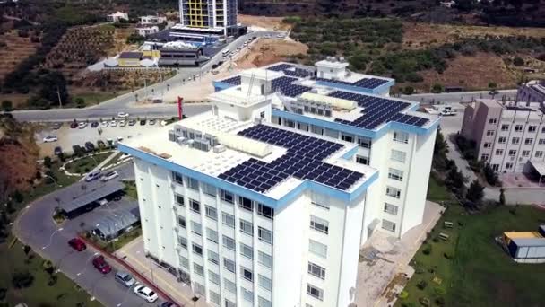 Vue du toit du bâtiment blanc avec panneaux solaires. Clip. Equipement moderne des bâtiments avec de l'électricité écologique en utilisant des panneaux solaires sur le toit 