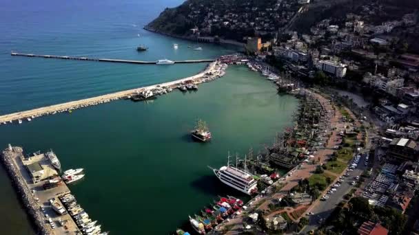 Ship bay of southern port city. Clip. Top view of beautiful bay for sailing ships near resort port city. Ship port with yachts in turquoise water near coast of southern city — Stock Video