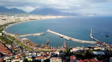 Güney liman şehrinin gemi hangarı. Şarjör. Liman kenti yakınlarında yelkenli gemiler için güzel bir körfez manzarası. Güney şehri kıyılarına yakın turkuaz sularda yatları olan gemi limanı.