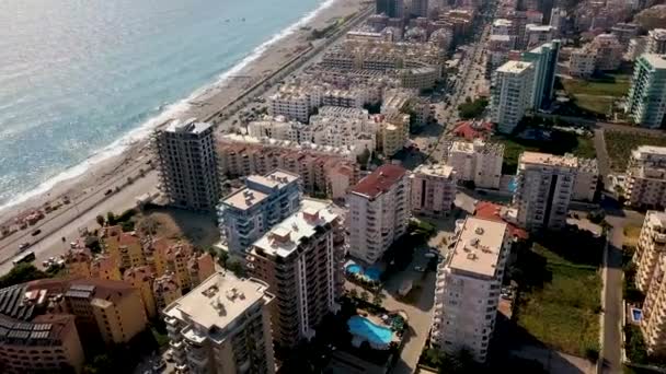 Vista dall'alto della città turistica vicino alla spiaggia. Clip. Gli alberghi a più piani della città meridionale si trovano in riva al mare. Bella località balneare per le vacanze estive — Video Stock