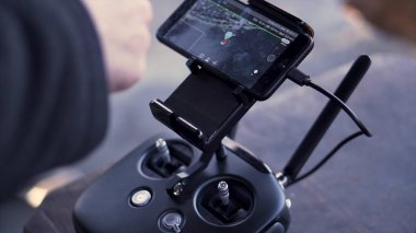 Akıllı telefon için Google Maps uygulaması ile hedef noktasını ve navigasyon konseptini kapatın. Şarjör. Akıllı telefon kablosu ve telefon kablosu..