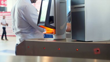 Yoldan geçen insanlarla birlikte elektronik giriş kapılarını kapatın. Medya. Erkekler ve kadınlar barkodu tarayarak erişebiliyorlar, modern güvenlik sistemi kavramı.