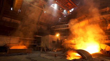 Metalürjik üretim, fabrikadaki sıcak atölyede ekipman, ağır sanayi, mühendislik. Stok görüntüleri. Çelik fabrikasının içine bak..