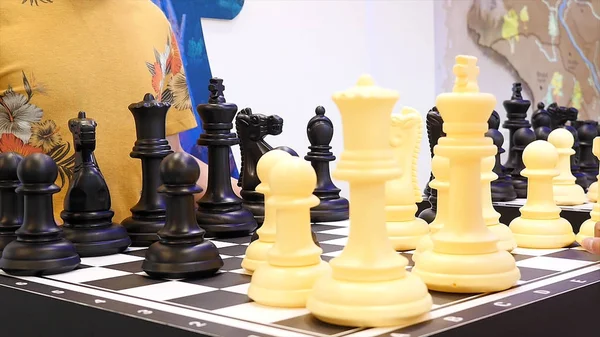 사람들 이 체스나보드 게임같은 게임을 할 수있도록 가까이 다가가는 거죠. 미디어. 두 반 친구가 과학 활동 센터에서 체스를 두고 있습니다.. — 스톡 사진