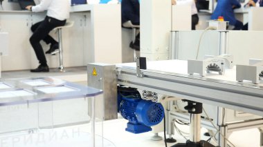 Sergi masasından plastik parçaları alan robotik beyaz kol gelişmiş otomatik işlem. Medya. İş, sanayi ve teknoloji kavramı.