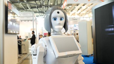 Ağzı yerine ışıkları olan ve sergide dokunmatik ekranı olan kadın robot. Medya. İnsan yüzlü bir robot Ağzını ve gözlerini oynatıyor.