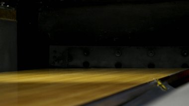 Kırmızı top oyun sahasındaki tek Skittle 'a çarptı, aktivite konsepti. Medya. Oyun boyunca ahşap sokakta duran son bir beyaz raptiye için kapayın..