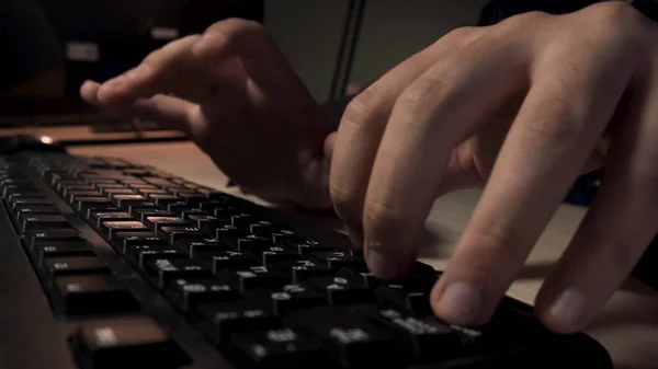 컴퓨터 키보드, 사무실 작업 개념에 뭔가를 입력 하는 사람의 손에 대 한 가까이. 스톡 푸티지. 자신의 컴퓨터의 검은 버튼을 누르는 남성 손가락, 시간 경과. — 스톡 사진