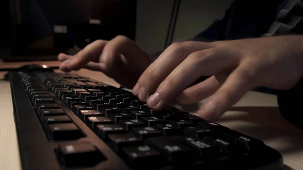 Primer plano para el hombre manos escribiendo algo en el teclado de la computadora, concepto de trabajo de oficina. Imágenes de archivo. Dedos masculinos presionando los botones negros de su computadora . — Foto de Stock