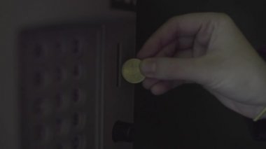 Bir el otomata bozuk para atıp bir şeyler ödediği için kapatıyoruz. - Sanat. Bir yuvaya para koymak, bazı ürünler satın almak için finansal işlem.