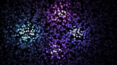 Renkli bokeh dokusu, ince küçük noktalar, hafif alevlerle, pürüzsüz halkayla, yan yana uçuyor. Animasyon. Siyah arkaplanda yavaşça akan soyut mor çemberler.