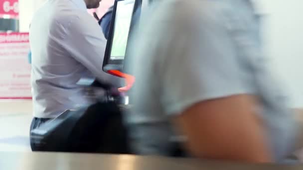 Sluit af voor de elektronische toegangspoorten met passerende mensen. De media. Mannen en vrouwen krijgen toegang door het scannen van de barcode, modern beveiligingssysteem concept. — Stockvideo