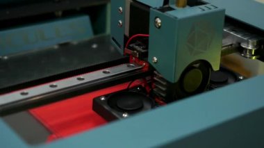 Modern teknoloji sergisinde çalışan üç boyutlu üç boyutlu yazıcı makinesi için kapatın. Medya. 3D baskı, endüstriyel devrim ve fütüristik kavram.