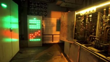 Farklı kırmızı ve yeşil düğmeli makinelerin endüstriyel uzaktan kumandası. Stok görüntüleri. Fabrikadaki kontrol odasında..