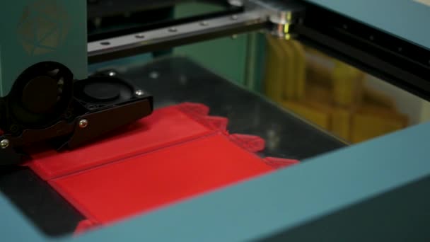 Близько до автоматичної тривимірної 3D-принтер-машини, що працює на сучасній технологічній виставці. Медіа. 3D друк, промислова революція та футуристична концепція . — стокове відео