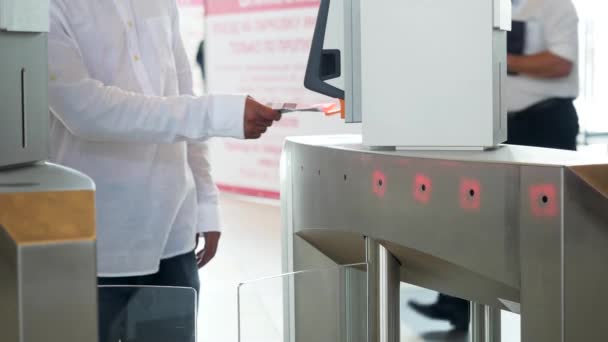 Entrada electrónica moderna en el edificio de negocios, fondo tecnológico. Medios. Un hombre con camisa blanca escaneando su billete y pasando por . — Vídeos de Stock