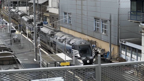 Mozgó mozdony üres peronon belül vasútállomás, közlekedési koncepció. Készletfelvétel. Személyszállító expressz vonat érkezik a vasútállomásra. — Stock Fotó