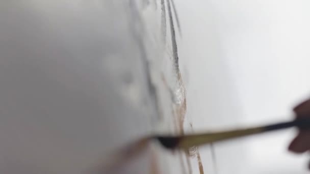 Detalles de una mujer artista sosteniendo el pincel y la pintura. Acción. Vista lateral de la mano de la mujer la creación de obras de arte de colores sobre lienzo blanco, proceso de pintura al óleo . — Vídeos de Stock