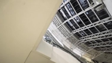 Yeni spor stadyumunun cam ve beyaz metalinden yapılmış beyaz yapının alt görüntüsü, mimari konsept. Başla. Spor salonunun duvarına bak..