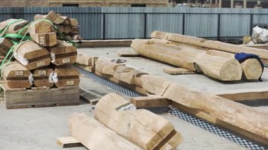 İnşaat alanında beton temelde bir sürü tahta kiriş var. Şarjör. Bir ev inşa etmek için beton zemine ahşap çerçeveler yerleştirilmiş..