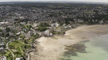 Deniz kıyısına yakın bir sürü yeşillik ve güzel mimarisi olan bir şehrin havadan harika manzarası. Başla. Bir yaz zamanında kıyı şehri ve mavi deniz.