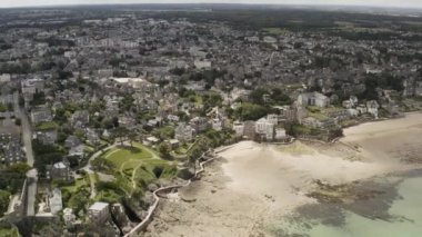 Deniz kıyısına yakın bir sürü yeşillik ve güzel mimarisi olan bir şehrin havadan harika manzarası. Başla. Bir yaz zamanında kıyı şehri ve mavi deniz.