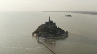 Nefes kesici Mont-Saint-Michel manzarası Normandiya, Fransa 'da. Başla. Adanın denizle çevrili muhteşem bir kalesinin manzarası..