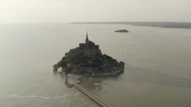 Nefes kesici Mont-Saint-Michel manzarası Normandiya, Fransa 'da. Başla. Adanın denizle çevrili muhteşem bir kalesinin manzarası..