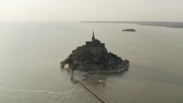 Vista aérea del impresionante Mont-Saint-Michel situado, Normandía, Francia. Acción. Vista superior de un castillo increíble en la isla rodeada por el mar . — Vídeos de Stock