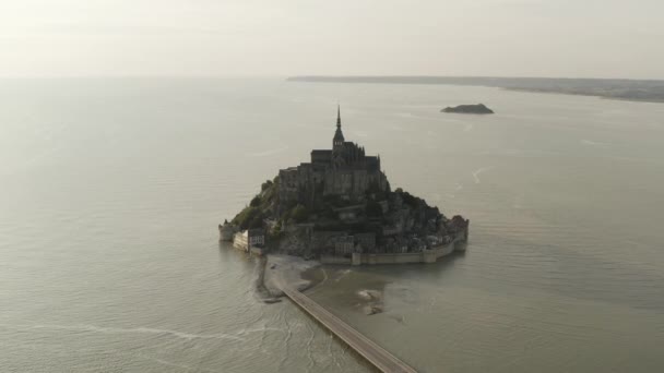 息をのむようなモンサンミシェルの空中ビューは、フランスのノルマンディーに位置します。行動だ海に囲まれた島の素晴らしい城のトップビュー. — ストック動画