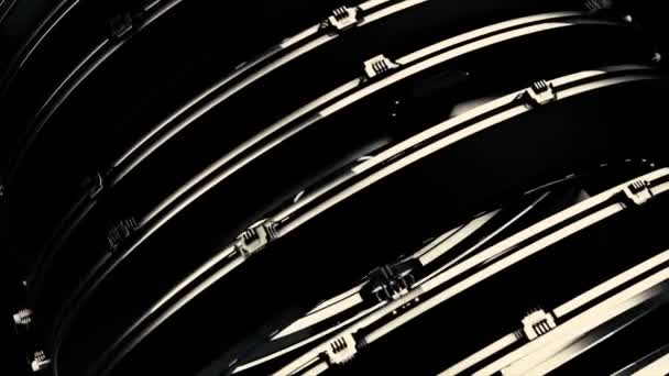 Abstract futuristisch ruimteschip met zijn draaiende delen van metaal op zwarte achtergrond, naadloze lus. Animatie. Zilver mechanisme met draaiende ronde details. — Stockvideo