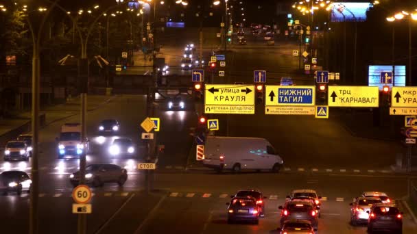 Cena bonita da rua à noite com muitos carros, tráfego noturno. Imagens de stock. Estrada noturna tardia sob as luzes de rua cheias de veículos dirigindo em direções diferentes . — Vídeo de Stock