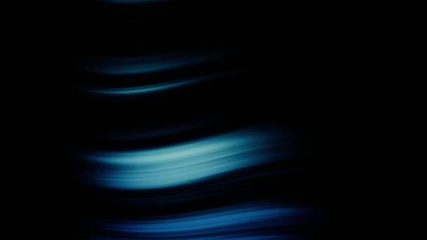 Ondas estrechas azules abstractas que brillan sobre fondo negro, lazo sin costuras. Animación. Elegante curvado blanco y azul líneas brillantes, ondulado patrón de movimiento lento — Vídeos de Stock