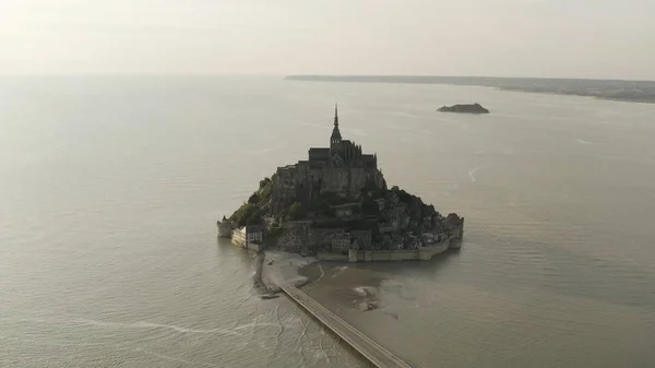 Widok z powietrza zapierający dech w piersiach Mont-Saint-Michel położony, Normandia, Francja. Akcja. Widok z góry na niesamowity zamek na wyspie otoczony morzem. — Zdjęcie stockowe