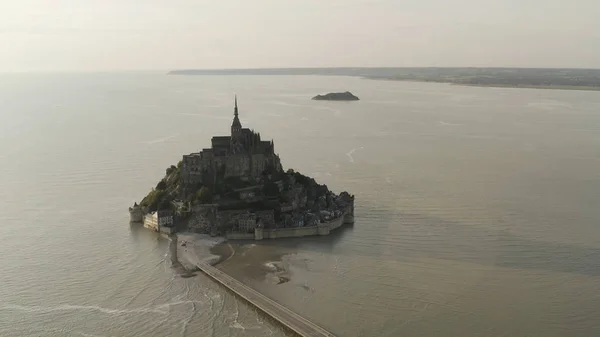 Widok z powietrza zapierający dech w piersiach Mont-Saint-Michel położony, Normandia, Francja. Akcja. Widok z góry na niesamowity zamek na wyspie otoczony morzem. — Zdjęcie stockowe