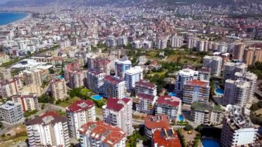 Otelli tatil köyünün en iyi manzarası. Şarjör. Yüzme havuzlu sayısız çok katlı otel güney tatil köyünde yer almaktadır.