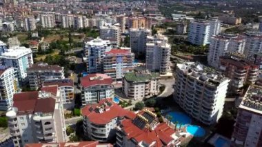 Otelli tatil köyünün en iyi manzarası. Şarjör. Yüzme havuzlu sayısız çok katlı otel güney tatil köyünde yer almaktadır.
