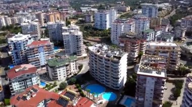Otelli tatil köyünün en iyi manzarası. Şarjör. Yüzme havuzlu sayısız çok katlı otel güney tatil köyünde yer almaktadır.
