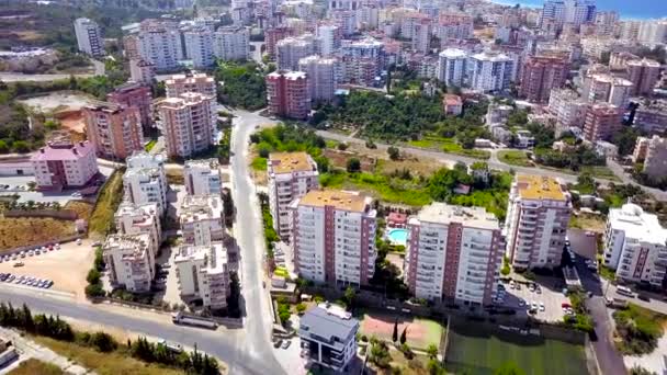 Bovenaanzicht van resortstad met hotels en appartementengebouwen. Een knip. Prachtige huizen met meerdere verdiepingen en prachtige buitenkant van de badplaats in de zomer — Stockvideo