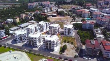 Otelleri ve apartmanları olan bir tatil köyü manzarası. Şarjör. Yazın tatil köyünün güzel dış görünüşlü çok katlı güzel evler.